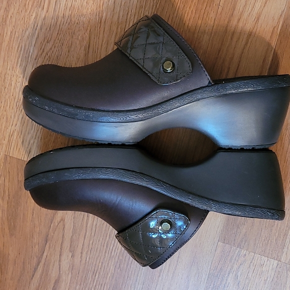 Crocs Cobbler leather/patent leather quilt strap brown heeled clogs, size 9. - Picture 5 of 10